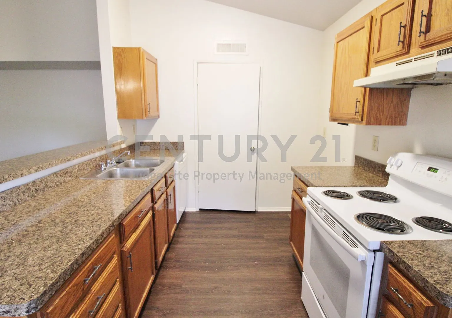 Spacious 2/2 Duplex in Cedar Hill For Rent! — Photo 4