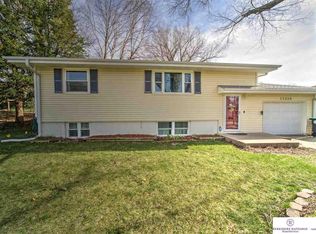 11215 Roxbury Dr, Omaha, NE 68137