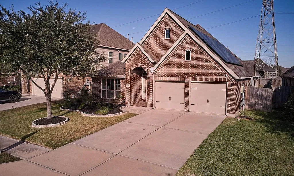 4 bed, 3.0 bath, 2481 sqft, $2,900 — Photo 2