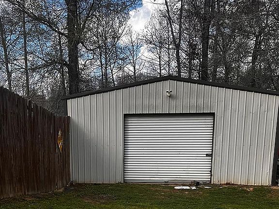5th image of 1334 Lake Dr