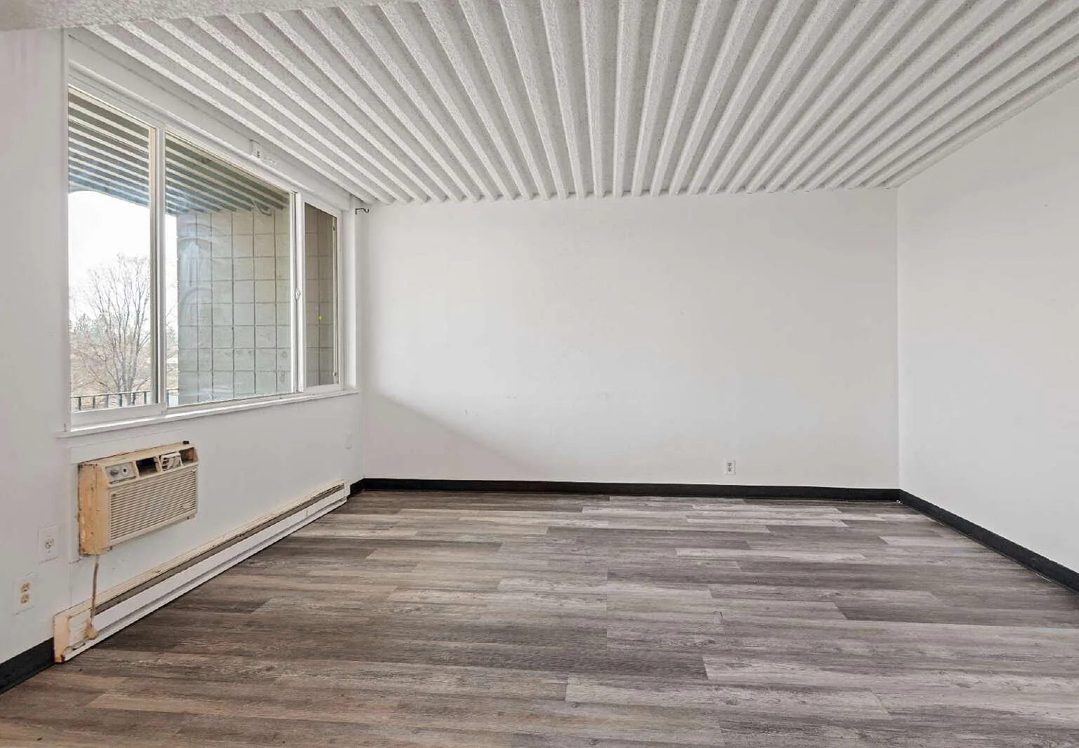 2 bed, 1.0 bath, $995 — Photo 2