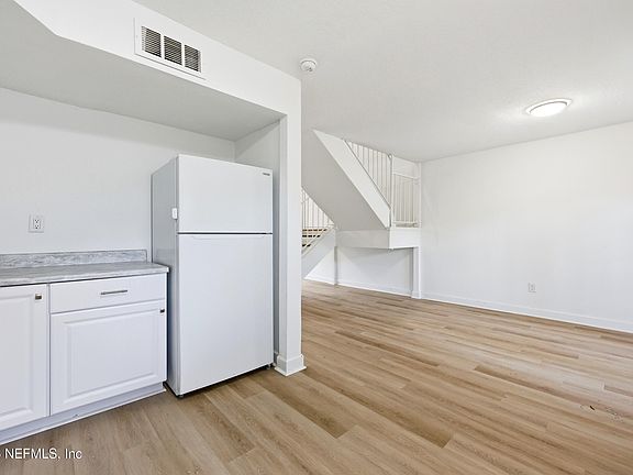 5th image of 8201 SUTTON Place N
