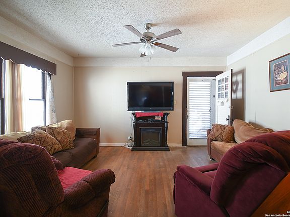 4th image of 3407 S Flores St