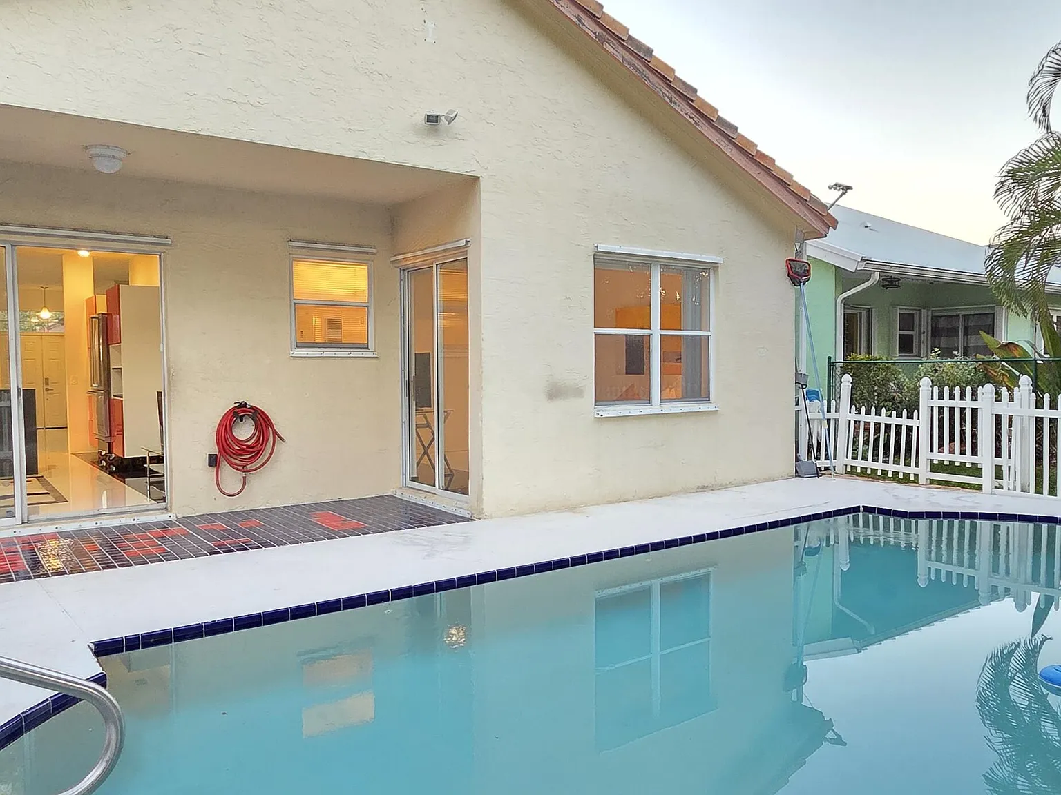 3 bed, 2.0 bath, 1408 sqft, $5,000 — Photo 3