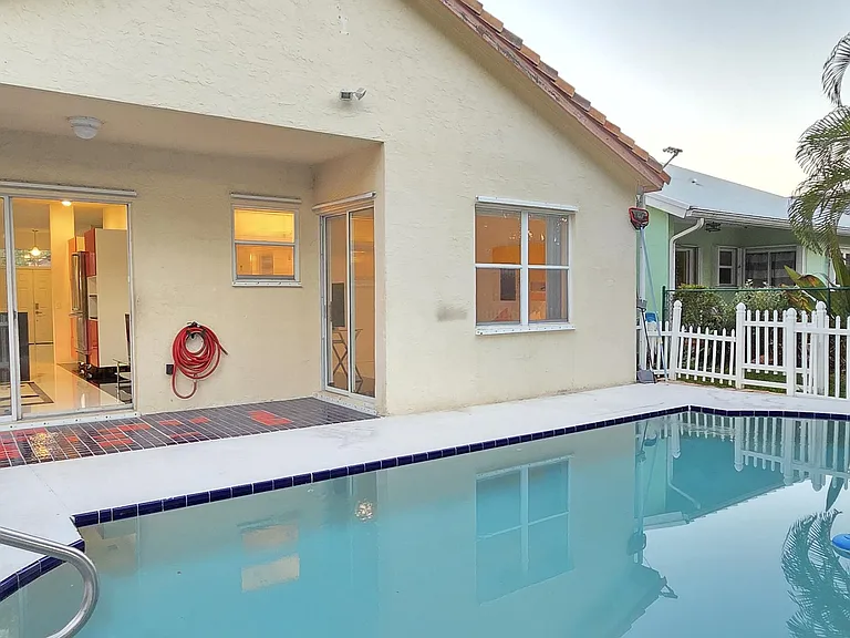 661 Lake Wellington Dr — Photo 3