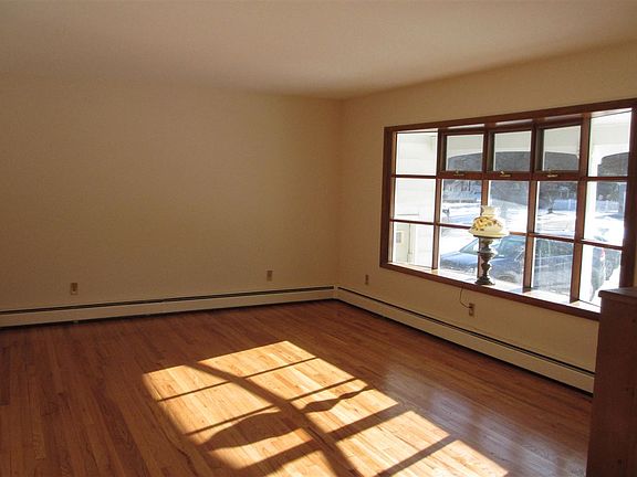 4th image of 25 Locust Ln