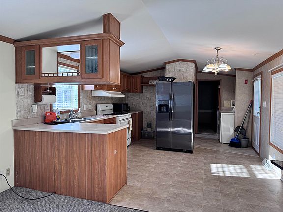 4th image of 27 Fairway Avenue