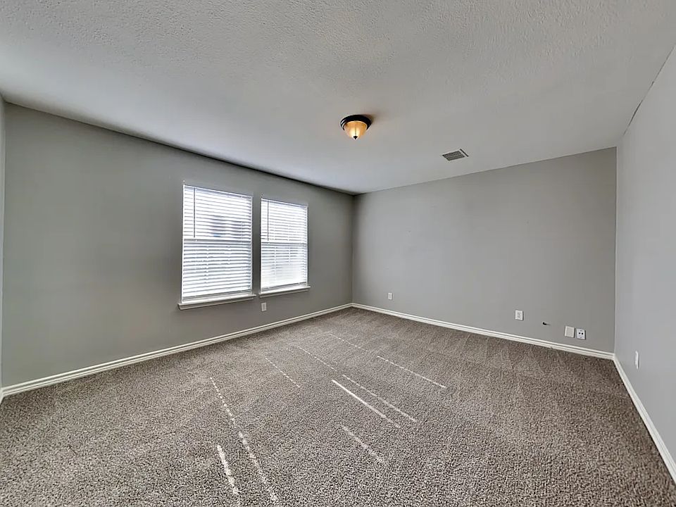 1st image of 135 Rolling Hills Pl