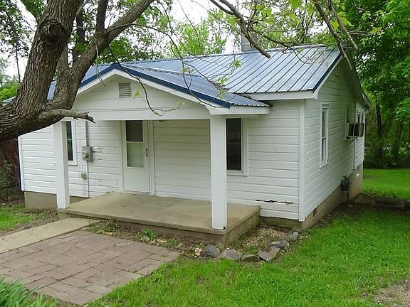 2nd image of 512 E 2nd St