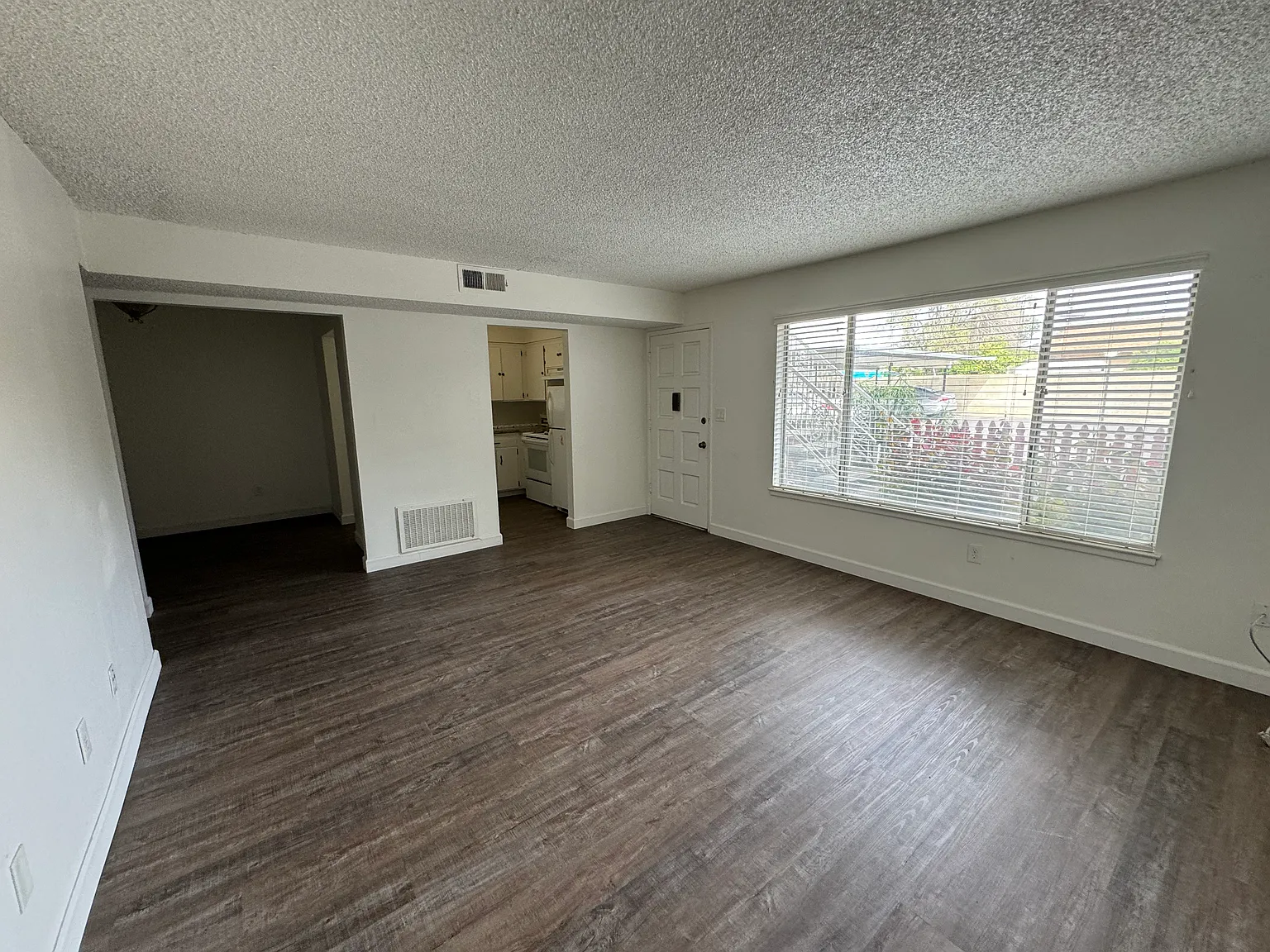 2 bed, 1.5 bath, 875 sqft, $1,400 — Photo 3