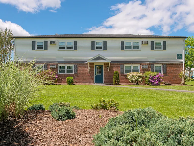 Enjoy coming home to your lush, green surroundings. Our meticulously landscaped grounds provide the perfect backdrop for your dream apartment life in Amherst.