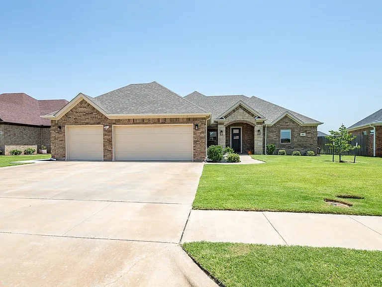 4811 Saddleback Ln — Photo 2