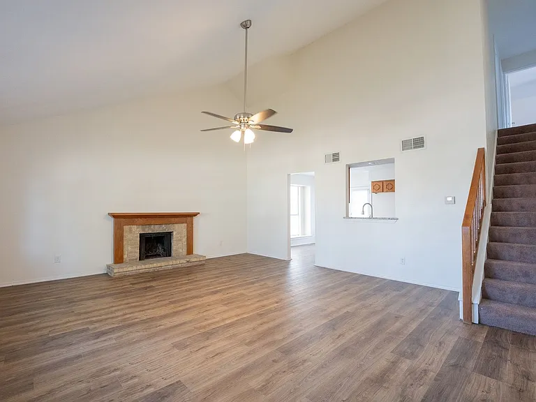 1513 Liberty Ln — Photo 3