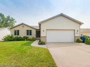14139 Landings Way, Fenton, MI 48430