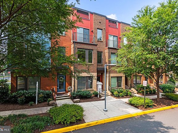 3rd image of 3005 District Ave