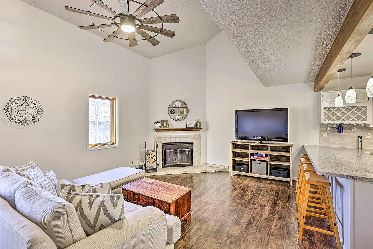 4 bed, 2.0 bath, 1367 sqft, $5,151 — Photo 3