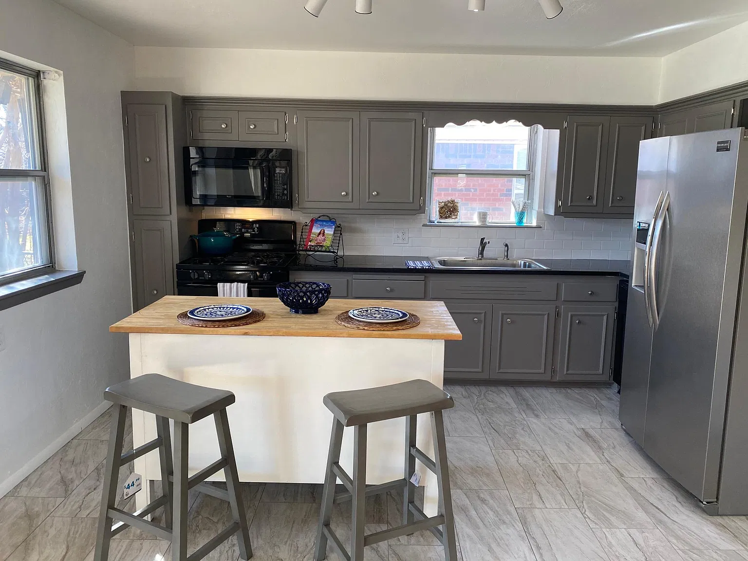 2812 Lakeside Dr — Photo 2