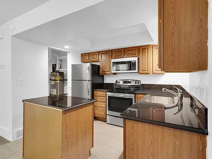 2 bed, 2.0 bath, 1100 sqft, $1,700 — Photo 2