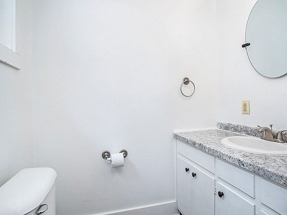 4th image of 212 Burnham St W