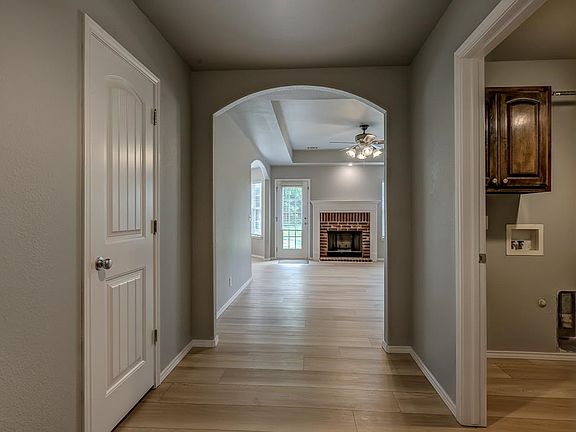 3rd image of 826 E Lauren Ln