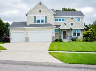 8988 Cedar Lake Dr, Jenison, MI 49428