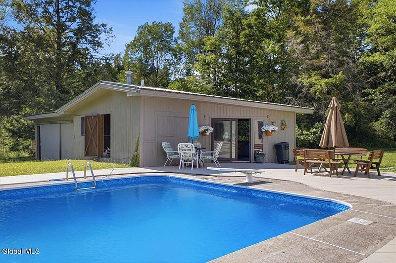 4th image of 2094 Maple Avenue