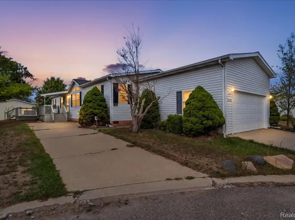 8209 Bloomsbury Cir, Northville, MI 48167