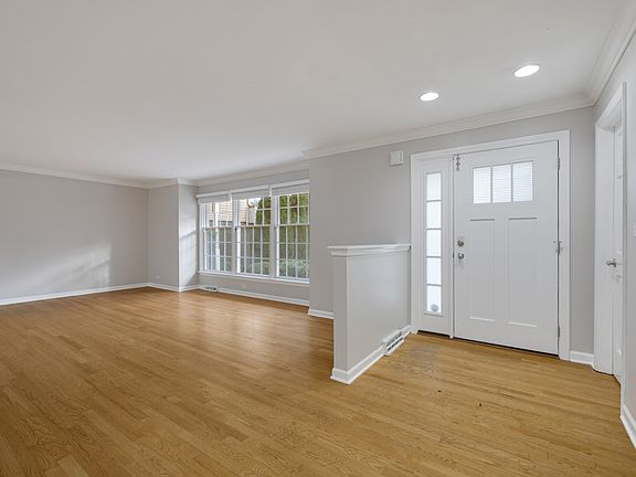 3rd image of 2206 W Lawrence Ln