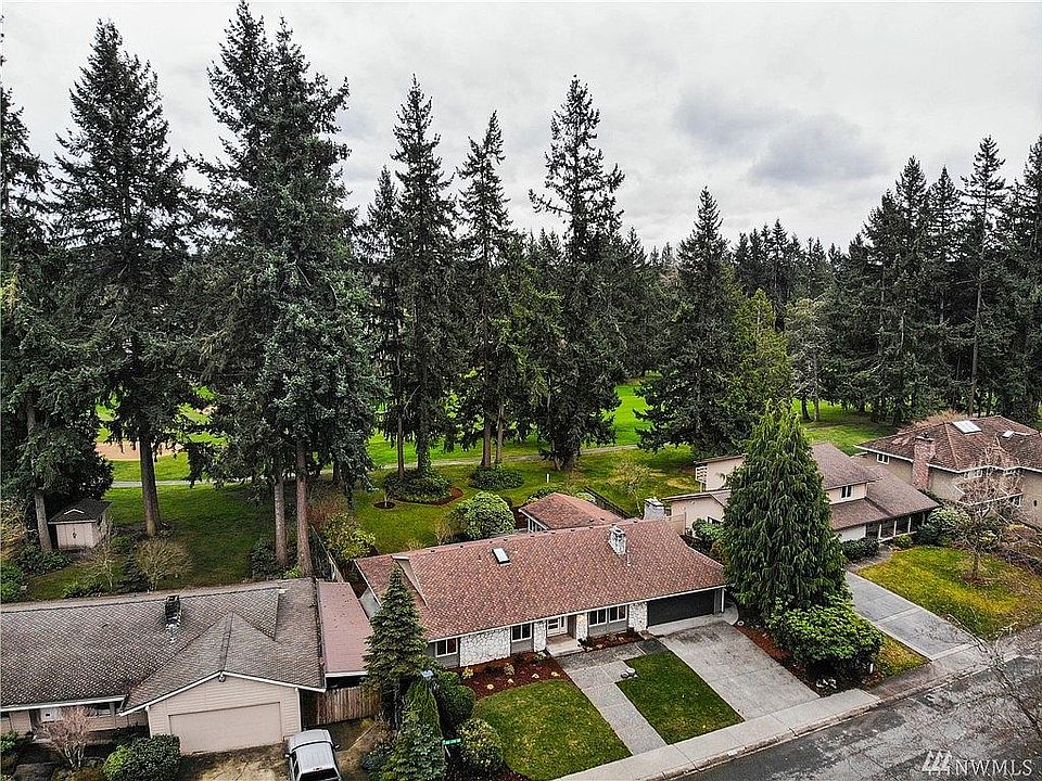 Living on the golf course offers you the ability to stroll to the club for dining and recreation. 