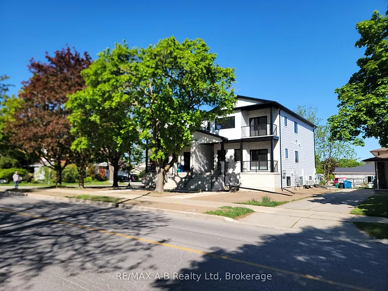 312 Forman Ave — Photo 1