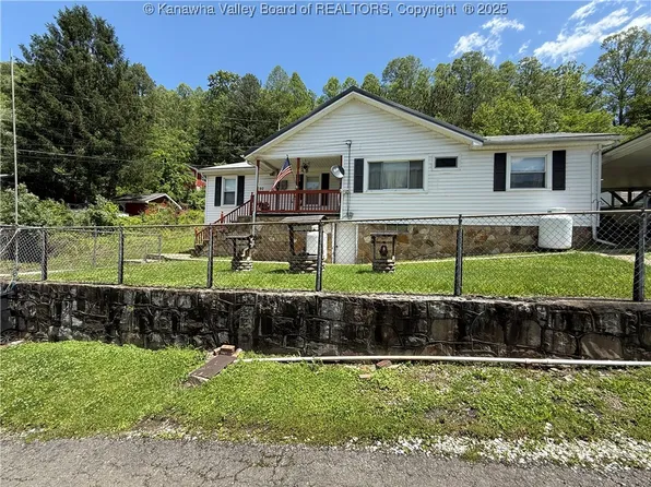 90 Guyan St, Gilbert, WV 25621