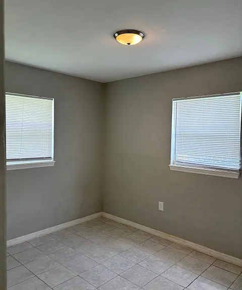 933 Poinsettia Dr — Photo 7
