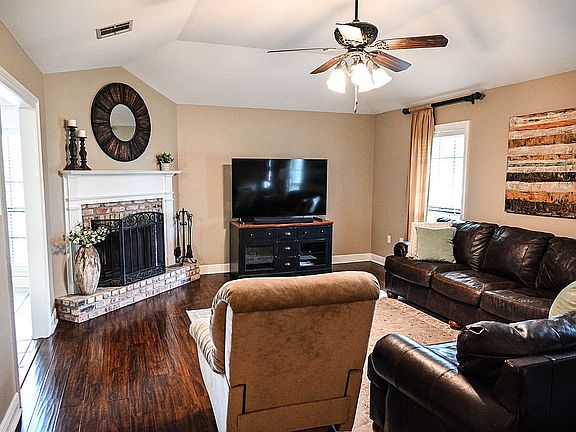 4th image of 608 Parkside Dr