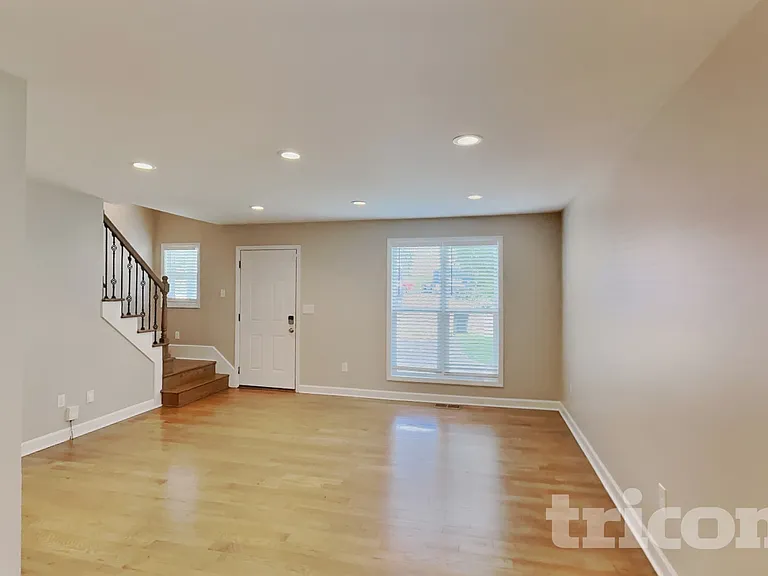 1026 Chelsea Dr — Photo 2