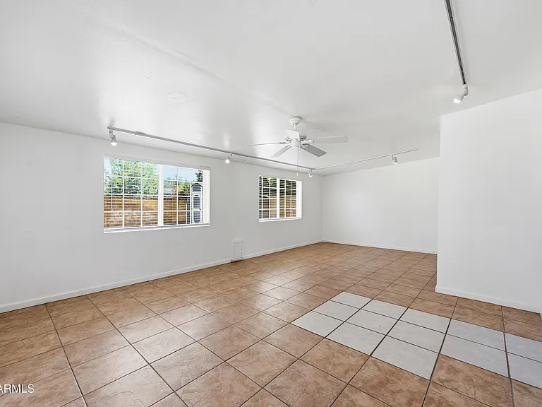 1031 E Vermont Ave — Photo 8