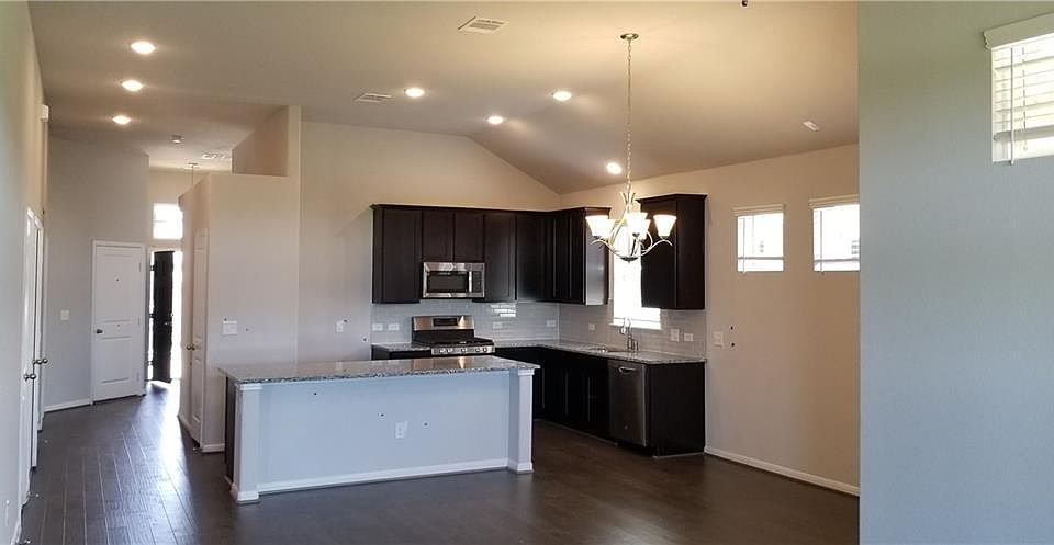 2nd image of 631 Oak Mdws
