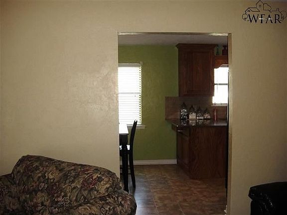 4th image of 202 S Greenway St