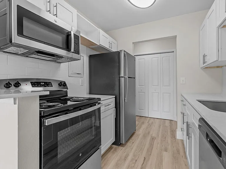 Sunnymede Apartments - Troy, MI — Photo 3