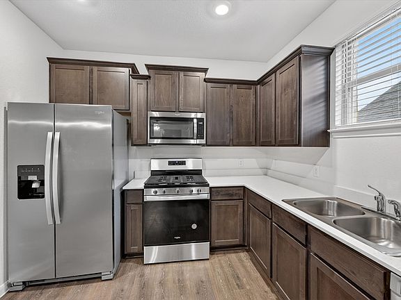 5th image of 3955 Oak Creek Cir