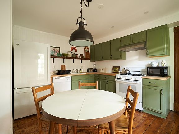 The sweet eat-in kitchen