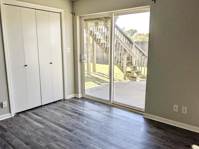 502 N Grove St — Photo 8