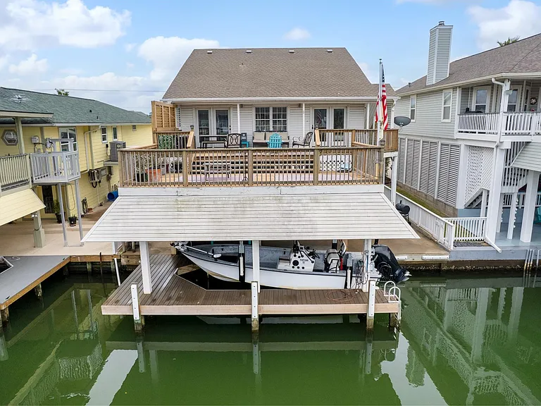 1114 Tiki Dr — Photo 2