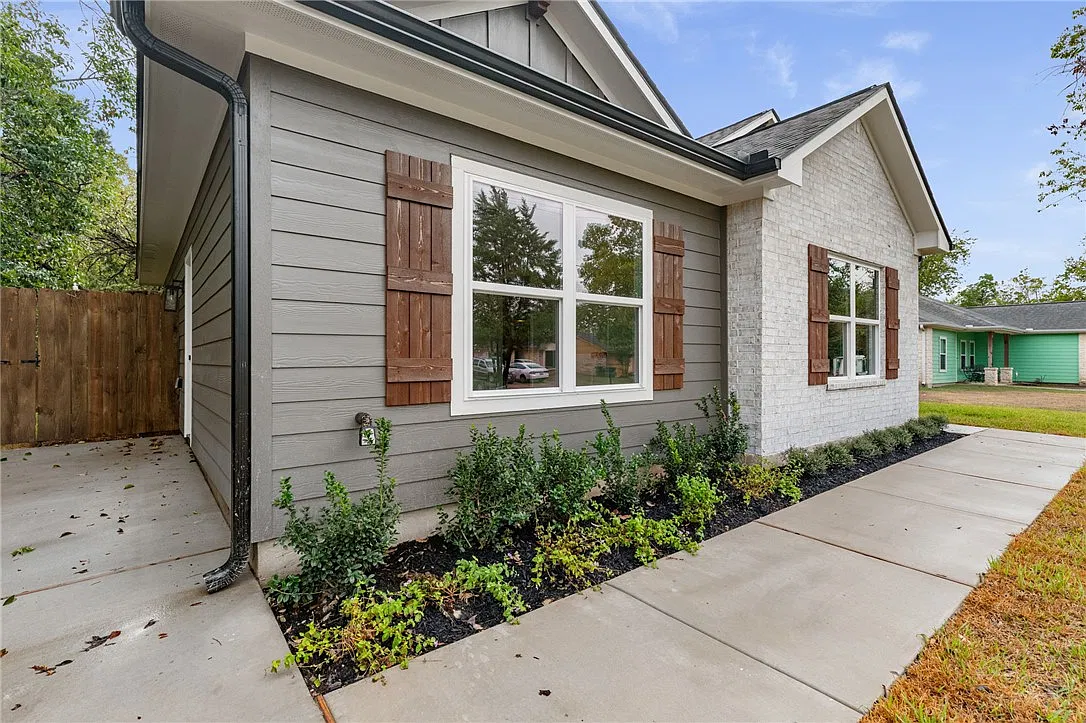 3 bed, 1600 sqft, $2,400 — Photo 2