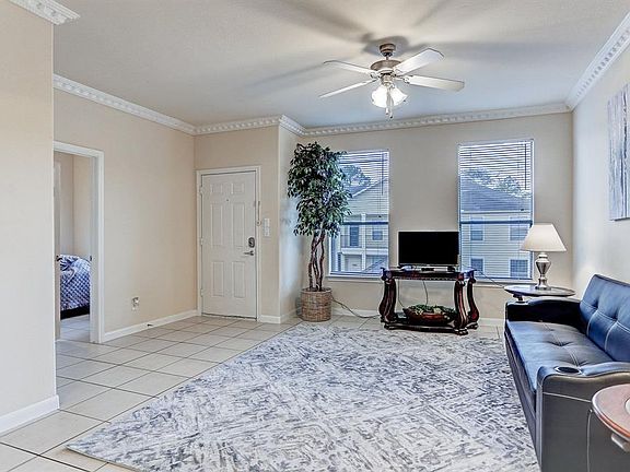 2nd image of 2038 Laverne St Unit 2