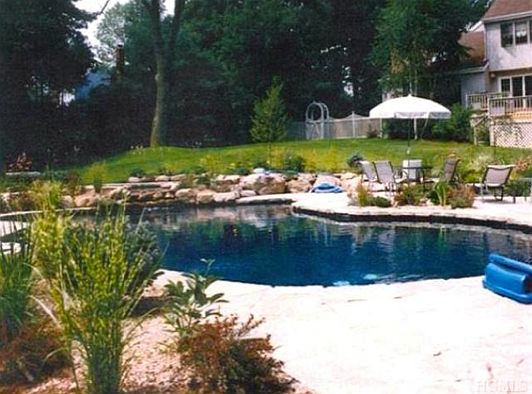 4th image of 23 Crestview Dr