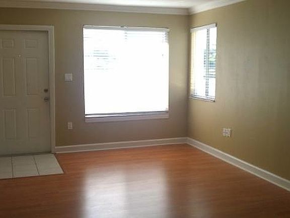 4th image of 831 Lowell Blvd