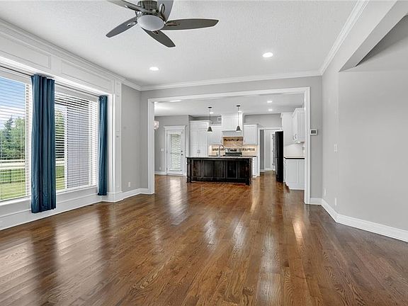 5th image of 9535 Courtney Ave