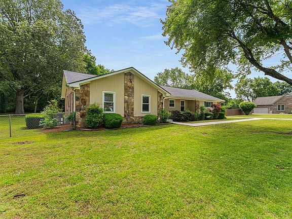 3rd image of 2907 Lone Oak Dr