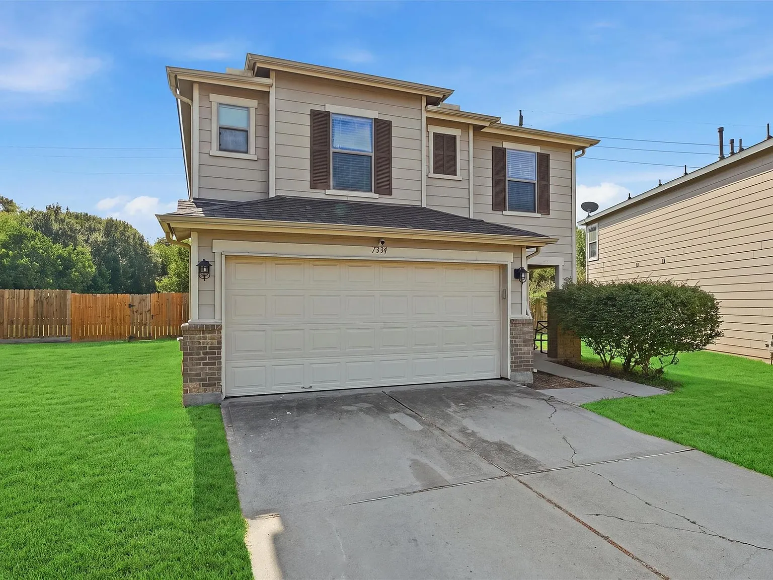 3 bed, 2.5 bath, 2101 sqft, $1,975 — Photo 2