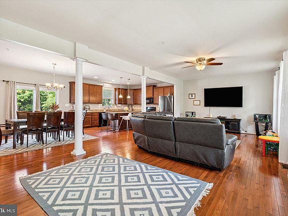 5th image of 207 Finch Dr